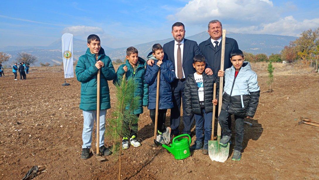 Milli Ağaçlandırma Günü Fidan Dikim Programı Sayın Isparta Valimiz Abdullah ERİN ve Isparta Protokolu'nun katılmasıyla Güneykent Beldemizde 11 Kasım'da Fidan Dikim Programı Yapılmıştır. 