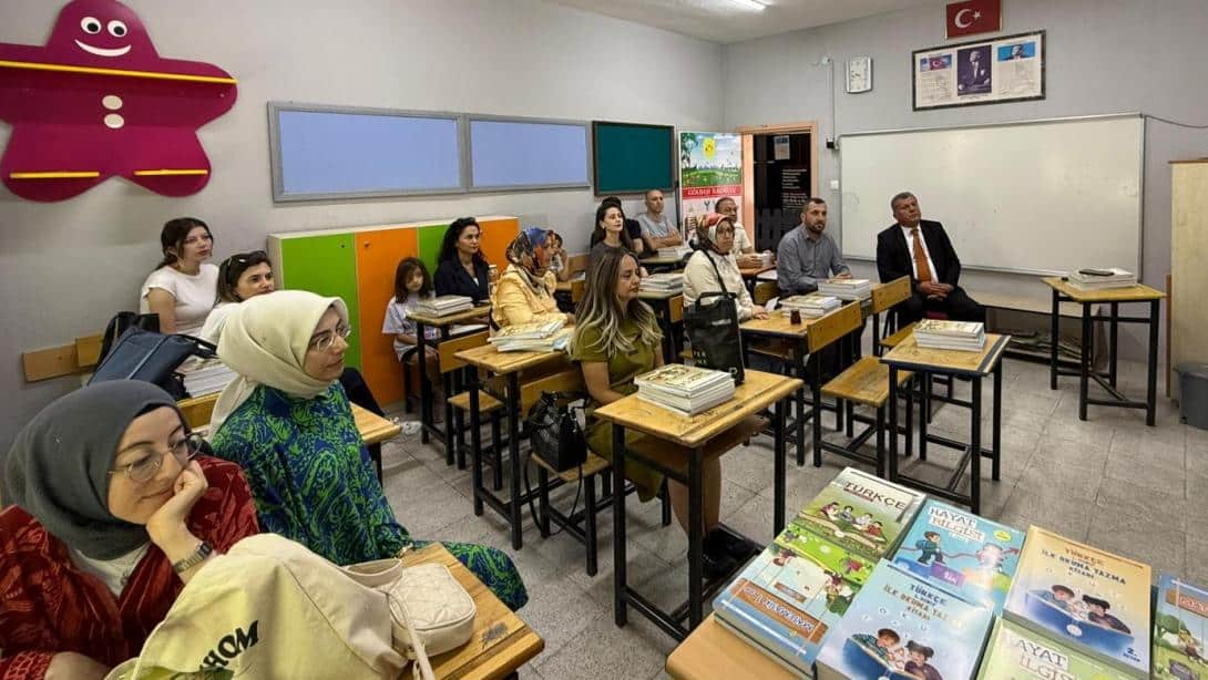 2025-2026 Eğitim-Öğretim Yılı Sayın İlçe Milli Eğitim Müdürümüz Ceylan ÇAYLAK Gölbaşı İlk/Ortaokulu Öğretmenlerimizle Beraber Sayın Bakanımız Yusuf TEKİN'in Eğitim-Öğretim Yılı Açılış Canlı Yayın Programına Katılım Sağladılar.